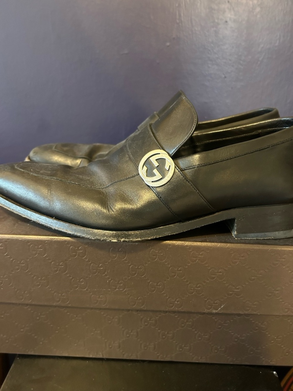 Gucci Black Leather Slip-On Loafers with Interlocking G Accent - Picture 2 of 7